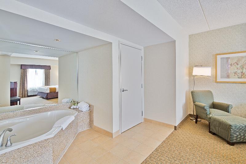 Holiday Inn Express Hotel & Suites Ottawa Airport By Ihg Buitenkant foto