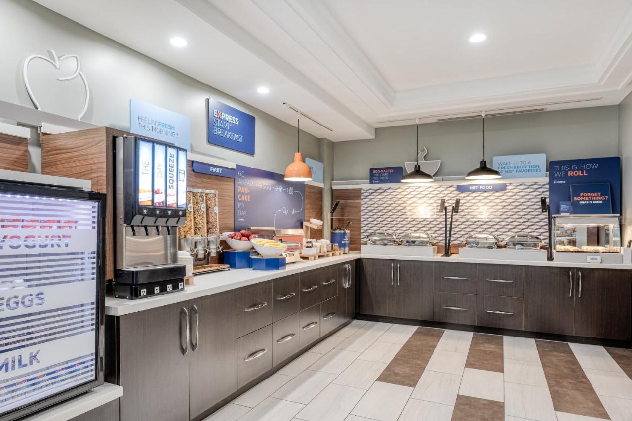 Holiday Inn Express Hotel & Suites Ottawa Airport By Ihg Buitenkant foto
