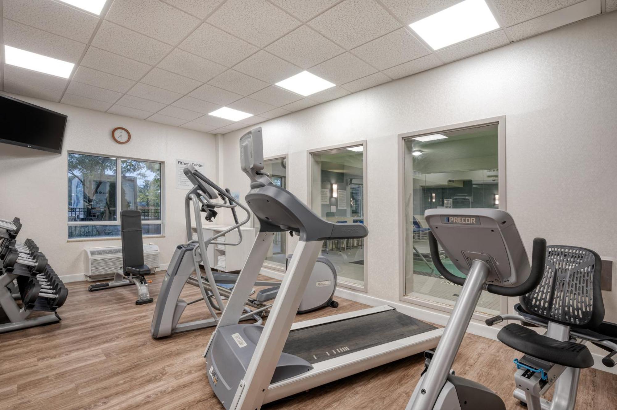 Holiday Inn Express Hotel & Suites Ottawa Airport By Ihg Buitenkant foto